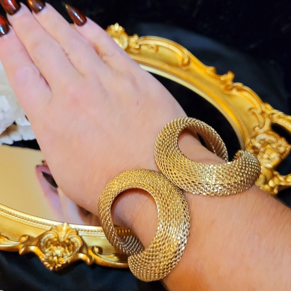 SOLD VINTAGE GOLD MESH HINGE CUFF BRACELET - Picture 4 of 14